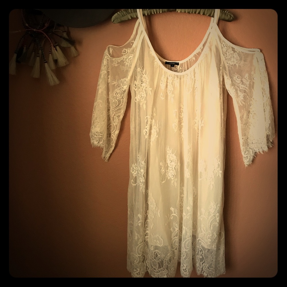 Vintage lace open shoulder dress. Size Small. NWOT